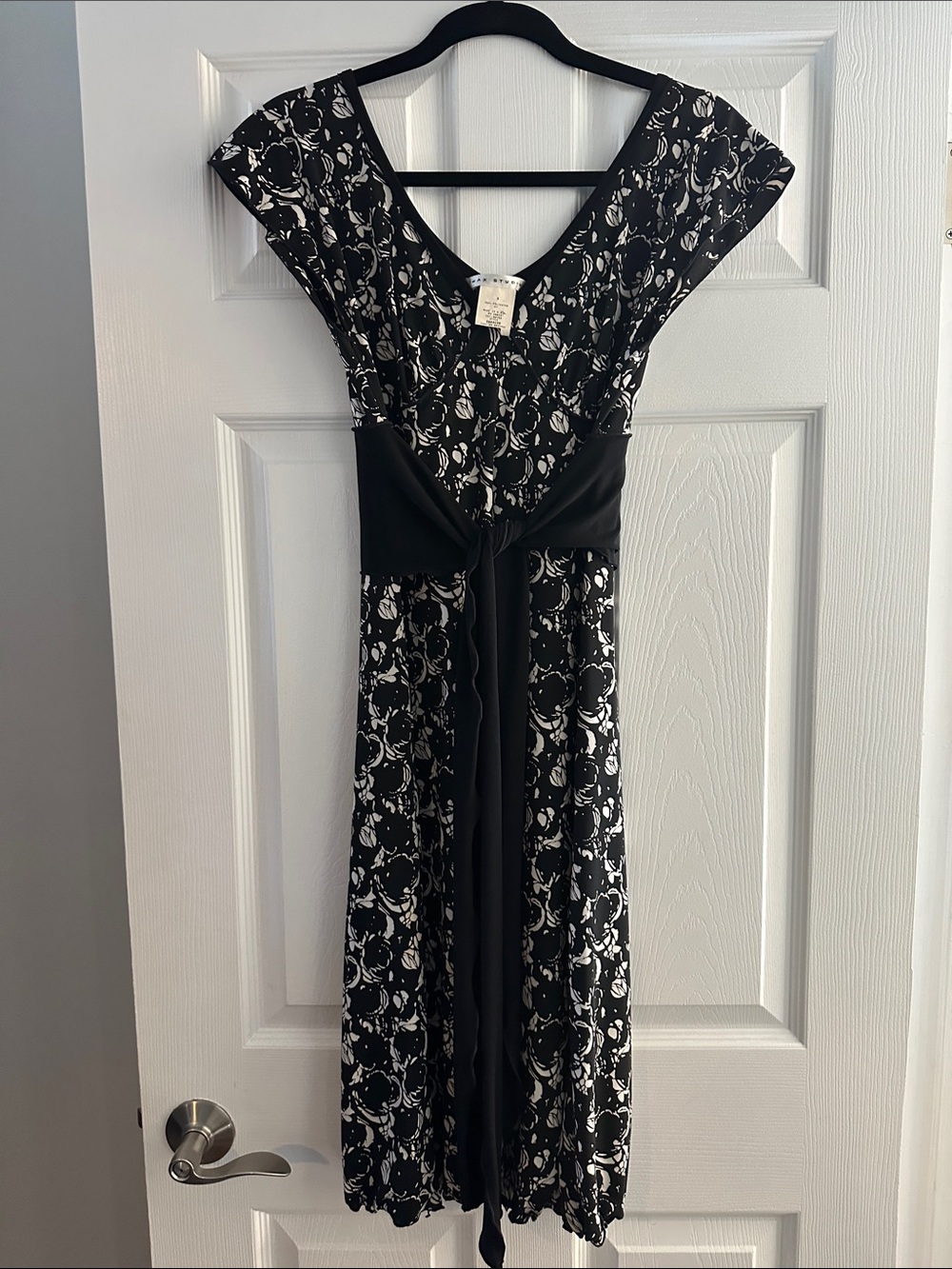 Max Studio Black and White Floral V‑Neck Tie‑Waist Midi Dress
